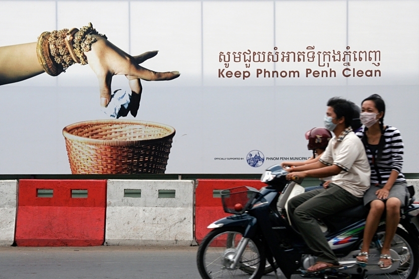 En familie kjører motorsykkel i Phnom Penh
