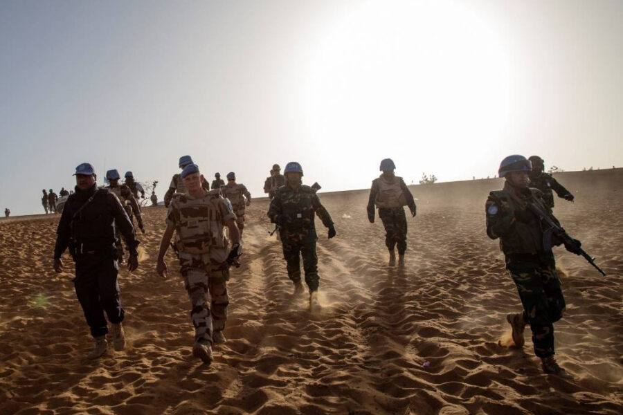 Forskning viser at FNs fredsbevarende operasjoner har en positiv effekt på fred. Her er FN-soldater på oppdrag i Mali i 2015.
