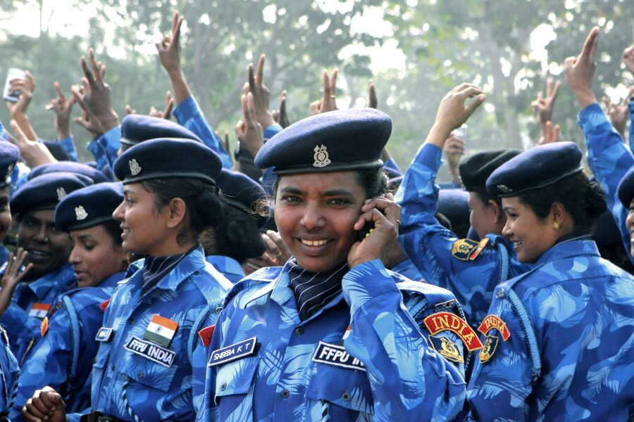 En kvinnelig paramilitær FN-soldat fra Indias Rapid Action Force (RAF) ringer familien i New Delhi i 2007. Foto: Scanpix