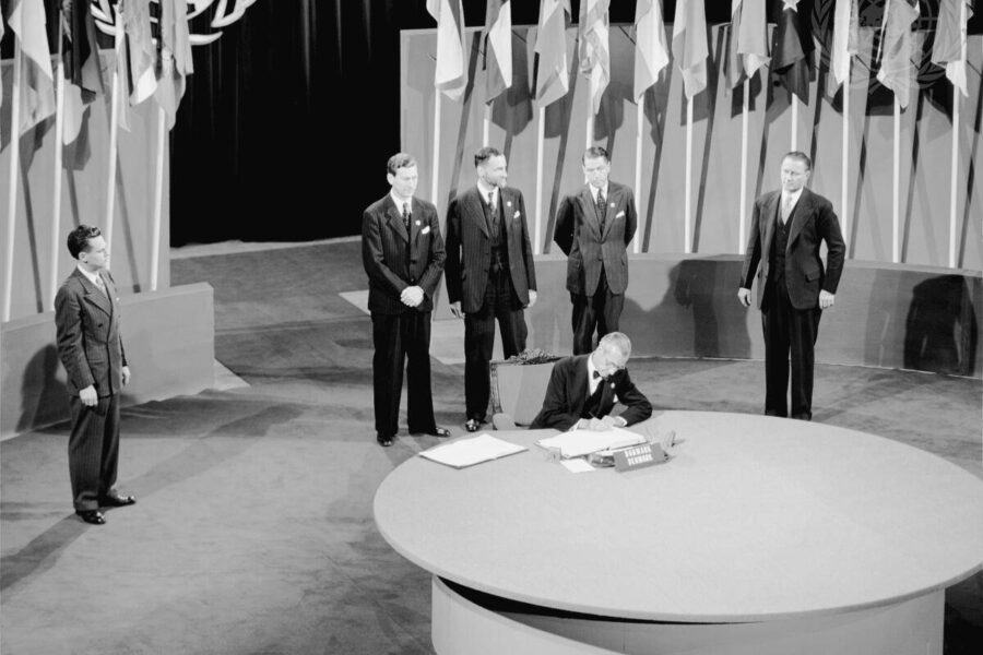 Konference i San Francisco, 25 April - 26 June 1945: Danmark underskriver FN-pagten.