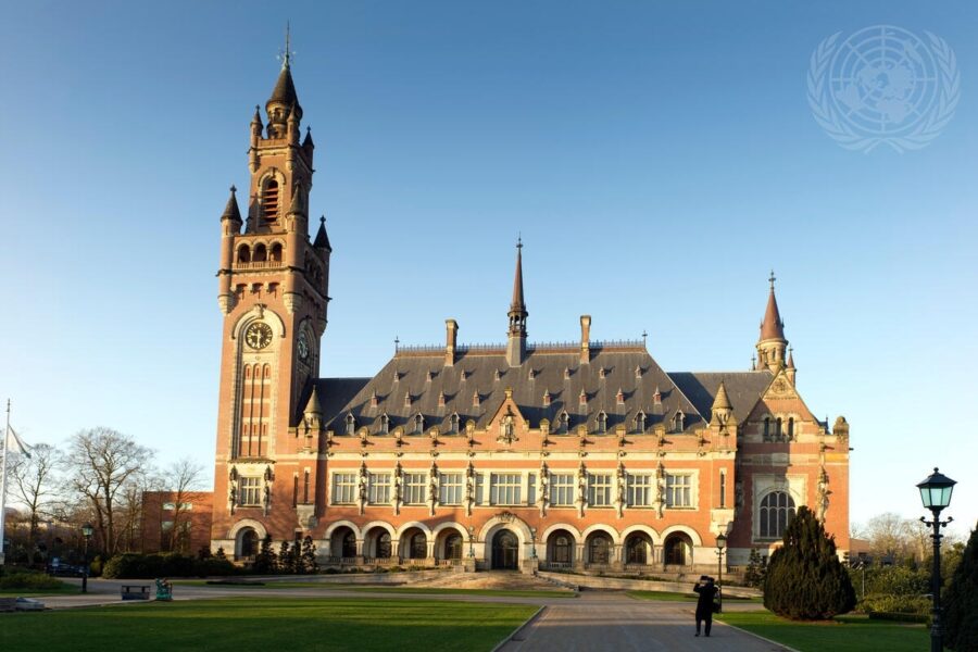 Den Internationale Domstol ligger i Haag i Holland. Den er samtidig den eneste af FN's hovedorganer som ikke ligger i New York.
