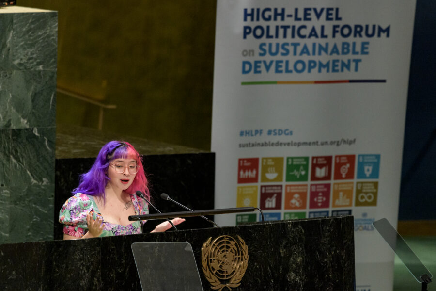Valentina Muñoz Rabanal, ambassadør for FNs bærekraftsmål, feministisk ungdomsaktivist og en digital rettighetsforkjemper fra Chile, taler til FNs høynivåforum for bærekraftig utvikling, holdt i regi av det økonomiske og sosiale rådets sesjon i juli 2022.