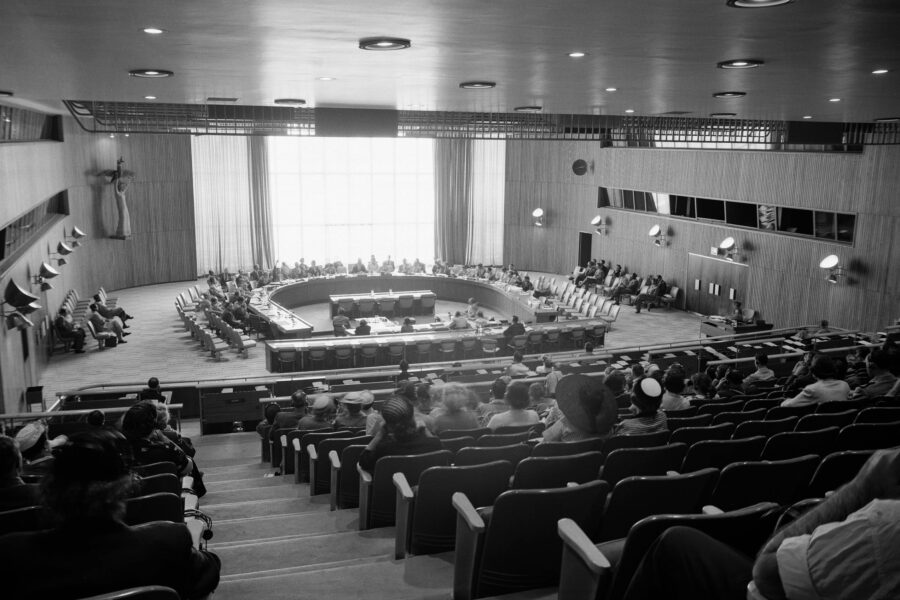 ormynderskabsrådet i 1953. Salen blev designet af den danske arkitekt Finn Juhl, og den danske regering bidrog økonomisk til at få den bygget. Formynderskabsrådet ligger ved FN's hovedkvarter i New York.