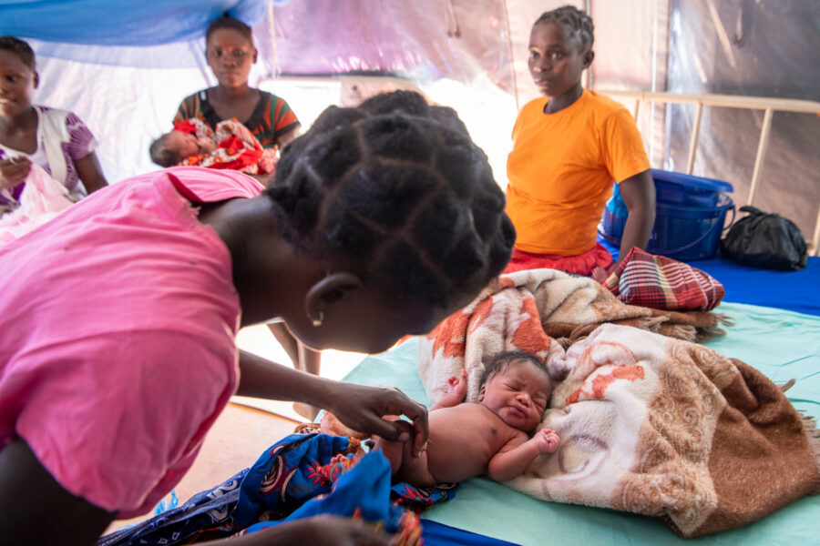 En kvinde med sit nyfødte barn på en klinik i Mutua Camp in Mozambique, støttet af FN’s befolkningsfond (UNFPA).