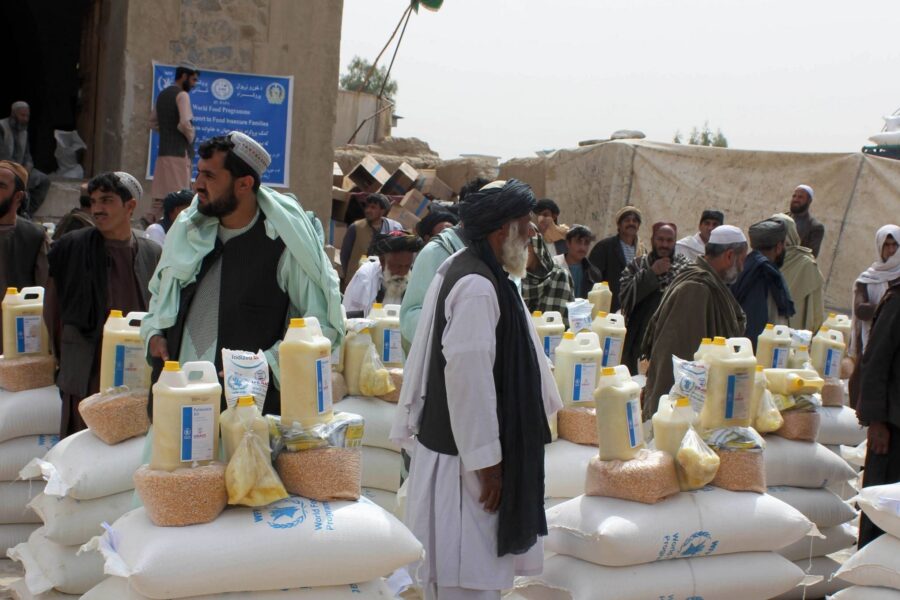 Mennesker modtager madrationer i Kandahar, Afghanistan.