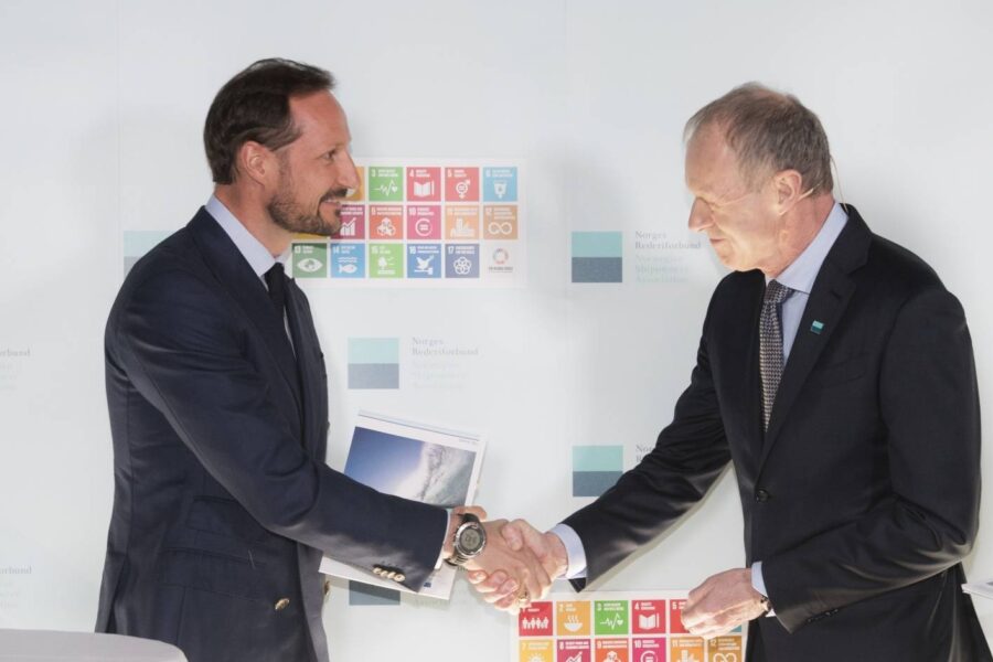 Det norske rederiforbund overrækker en rapport til HMK Kronprins Haakon og administrerende direktør i FN’s Global Compact Lise Kingo
