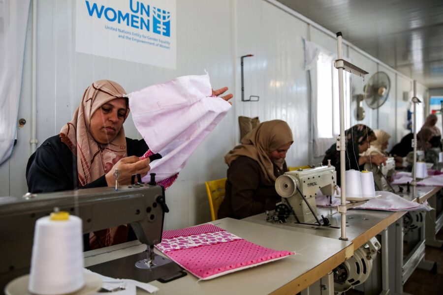 Kvinner i Zaatari flyktningleiren i Jordan får opplæring på et håndverksverksted organisert av UN Women.