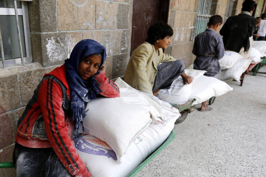 WFP distribuerer mat i land med krig og sult, slik som her i Jemen.