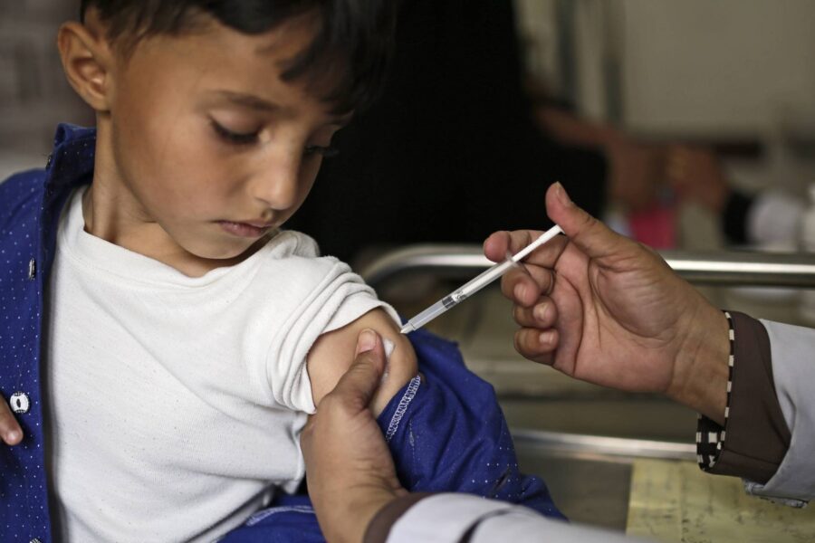 Et barn får en difterivaksine.