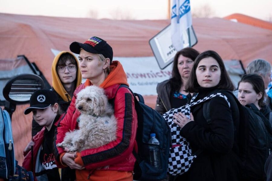 Ukrainske flyktninger ankommer Polen. Den 18. april 2022 hadde Polen tatt i mot over 2,8 millioner flyktninger fra Ukraina.