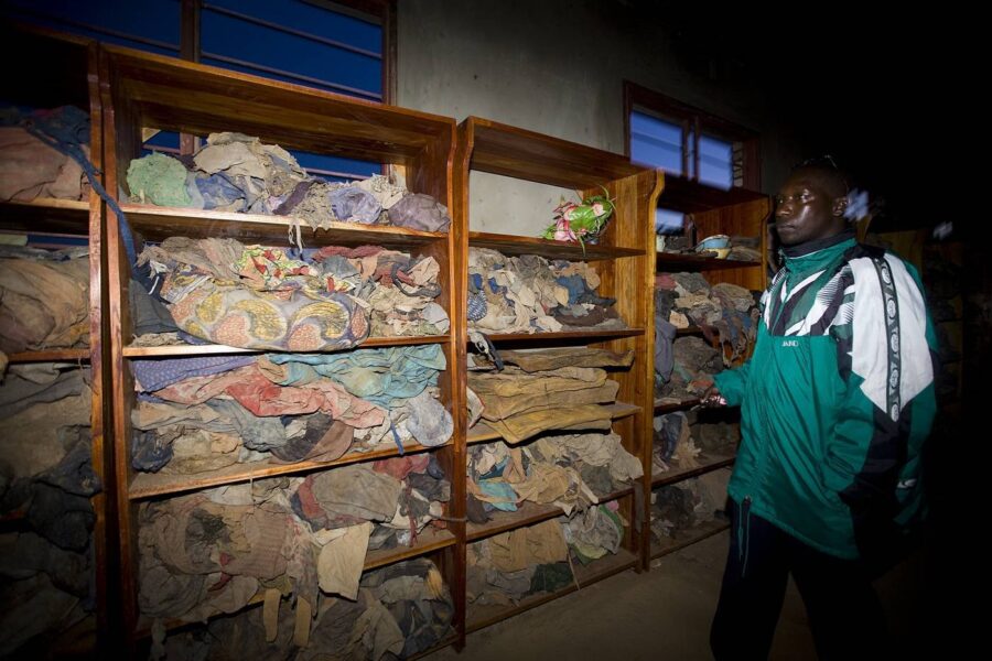 Murambi Genocide Memorial Center i Sør-Rwanda, der samlingen av klær, knokler, synlige sener og bindevev fra 65 000 massakrerte mennesker etter folkemordet i 1994 ligger til beskuelse for fremtidige generasjoner.