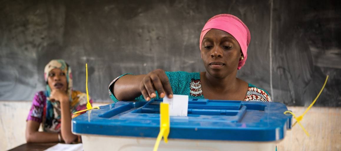 En kvinne stemmer i Mali