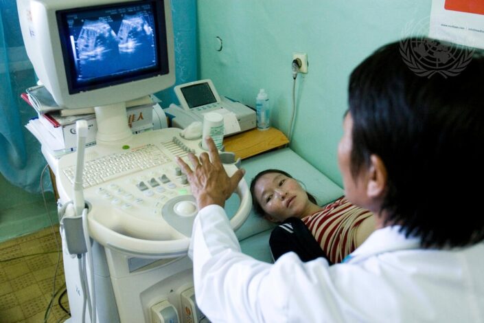 En gravid kvinne tar ultralyd i Mongolia