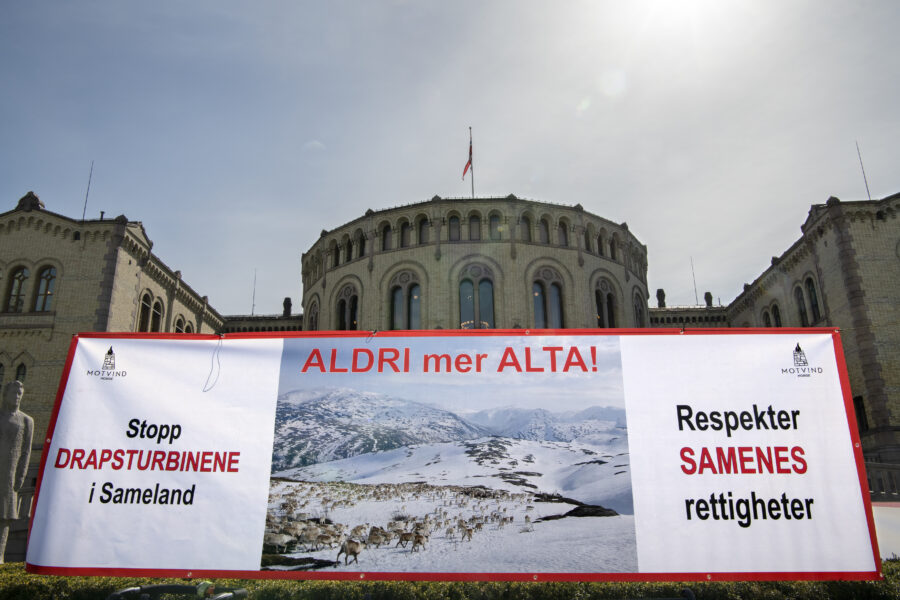 Demonstrasjon mot vindkraft foran Stortinget, arrangert av Motvind. Påskrift med «Aldri mer Alta!» og «Respekter samenes rettigheter».