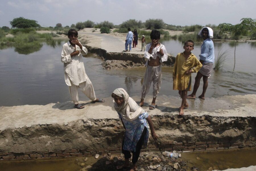 Ofre for oversvømmelse på en ødelagt vej i Pakistan, hvor Verdensbanken finansierede genopbygningen