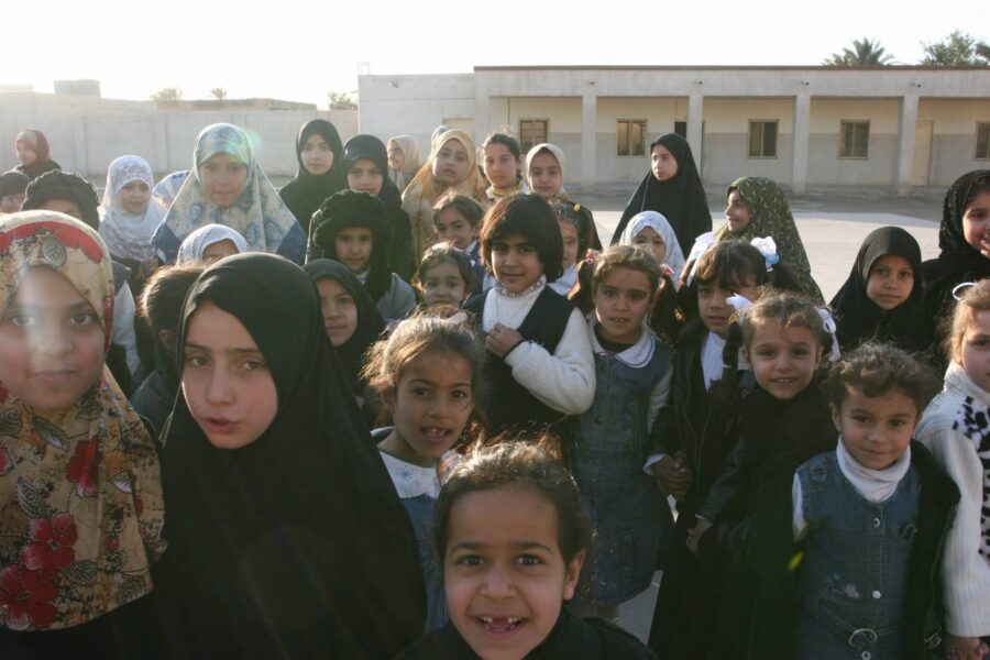 Koululaisia Irakissa.