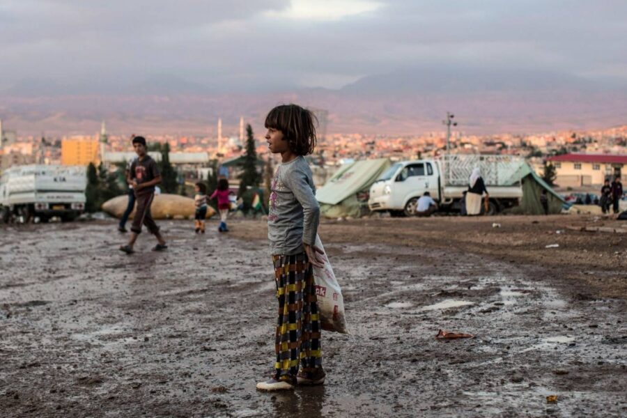 Kuvan lapsi on yksi tuhansista Irakin kurdeista, jotka joutuivat pakenemaan maan kurdialueilta pohjoiseen talvella 2014.