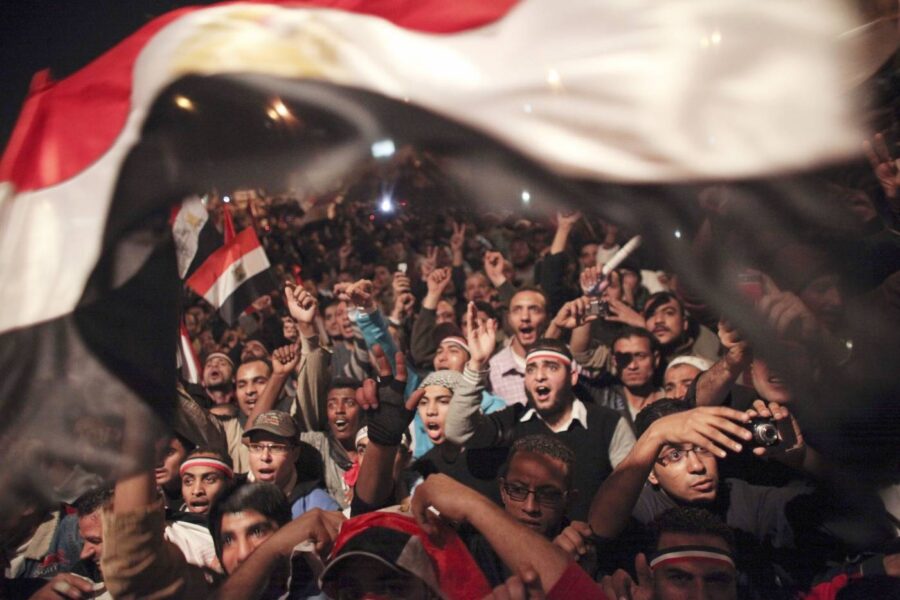 Egyptiläiset juhlivat Tahirin aukiolla uutisia presidentti Hosni Mubarakin eroamisesta.