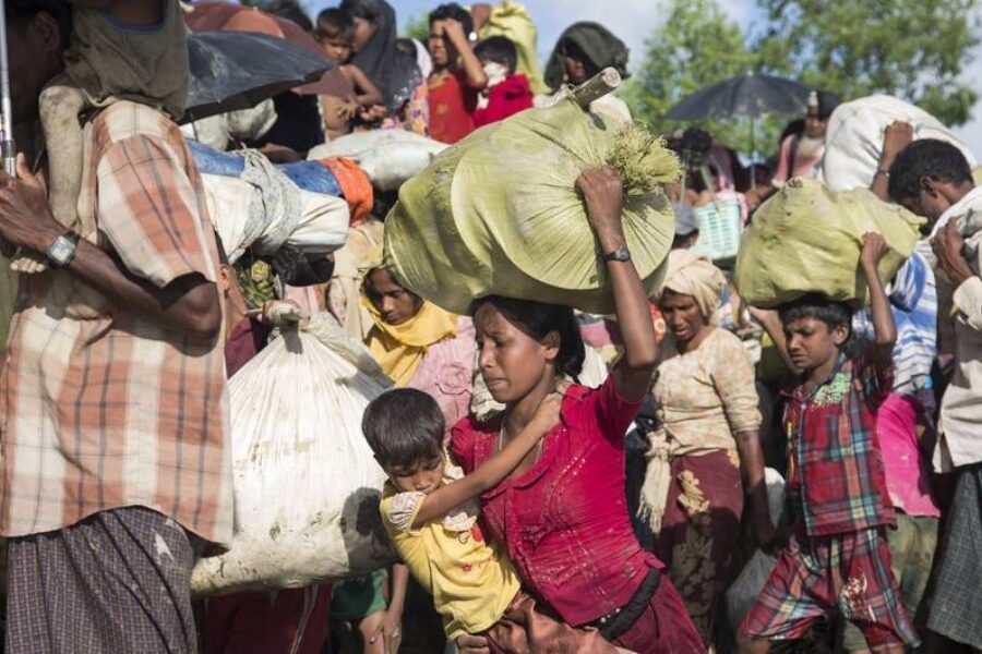 Kuvassa rohingyalaiset pakenevat Bangladeshiin jouduttuaan sotilasviranomaisten raa'an vainon uhriksi Myanmarissa.