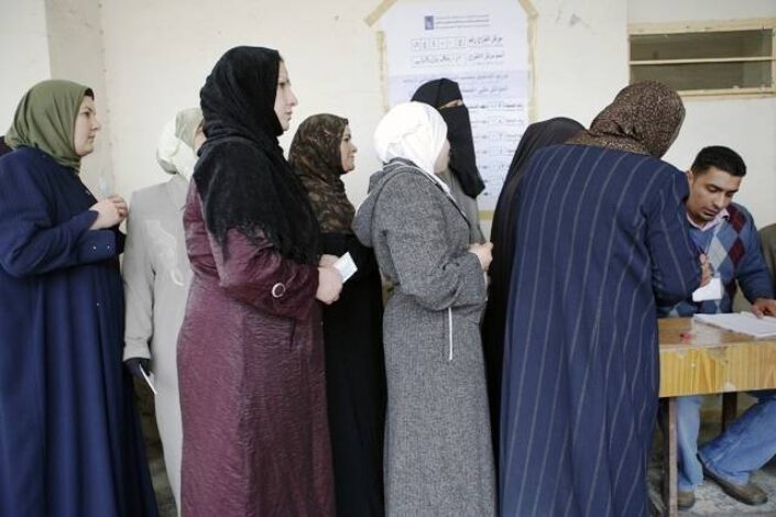 Naiset odottavat äänestysvuoroaan Ramadin kaupungissa vuonna 2009. Kuva: YK-valokuva/Rick Bajornas