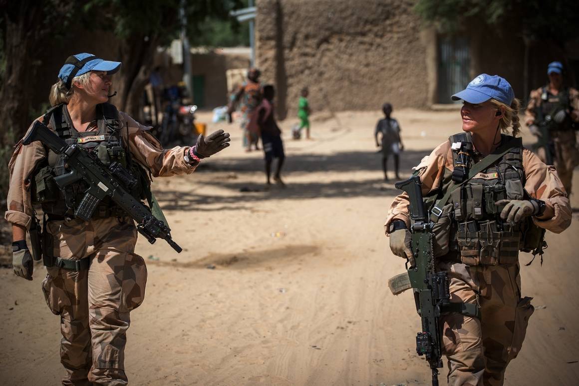 Två svenska fredsbevarandesoldater patrullerar i Timbuktu. Fotograf: UN Photo/Harandane Dicko
