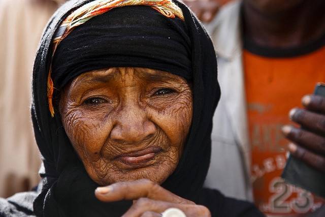 Denna kvinna var hemlös tillsammans med sin familj på 14 personer efter att saudiska styrkor svepte ner på Houthi rebeller där hon bodde. Här står hon i matkö till FN:s livsmedelsprogram, WFP år 2009. Foto: Hugh Macleod / IRIN / Flickr