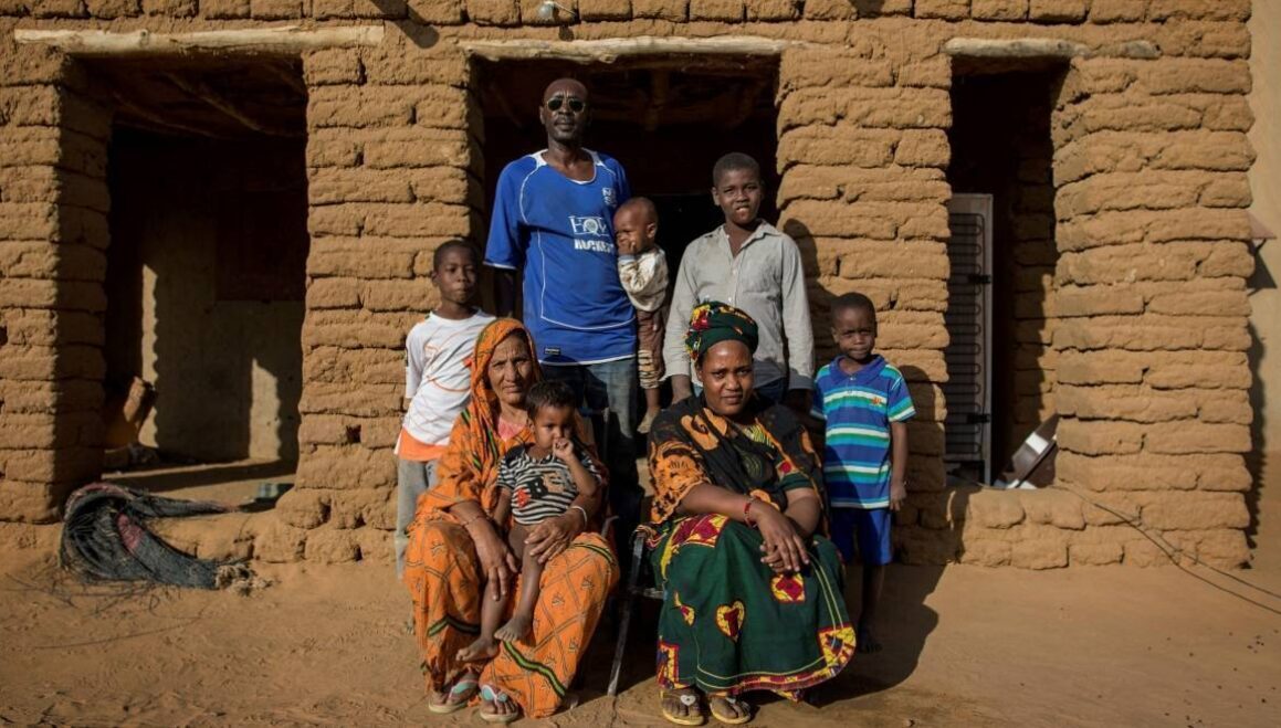 Denne familie i Gao består af flere etniciteter (arabere, tuaregere, songhaiere). I Gao er det almindeligt med flere etniciteter inden for en familie. Sådanne familier bruges som et symbol på at fred og forsoning er mulig. Foto: Foto: UN Photo/Marco Dormino.