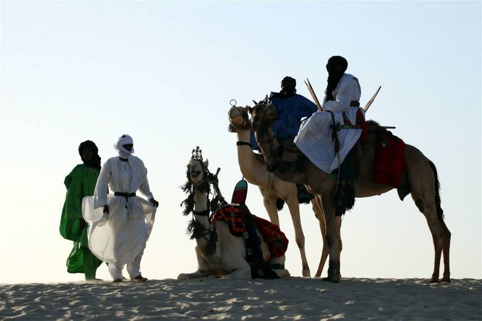 En gruppe tuareger ved en oase i ørkenen, vest for Timbuktu. Foto: Tugela Ridley/IRIN Photos