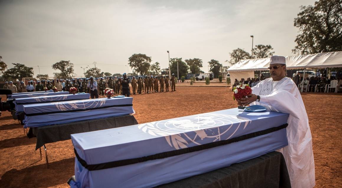 Konflikten i Mali har ført til, at mange FN-soldater på fredsbevarende opgaver i landet har mistet livet. Billedet viser en mindemarkering for fem faldende FN-soldater i 2017. Foto: UN Photo/Harandane Dicko.