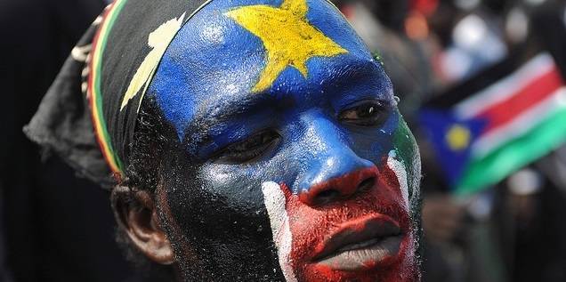 Även om en gemensam nationell identitet är svag i Sydsudan, är det fortfarande ett stort stöd för statens självständighet. Här är en man från Sydsudan målad med deras flagga i ansiktet för att fira självständigheten 2011 (Foto: UN Photo/Flickr)