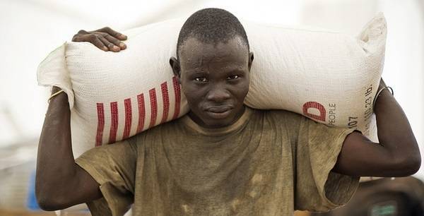 Livsmedel som anländer till FN: matvaruprogram, World Food Program station i Juba (Foto: Flickr/WFP/Giulio d'Adamo)