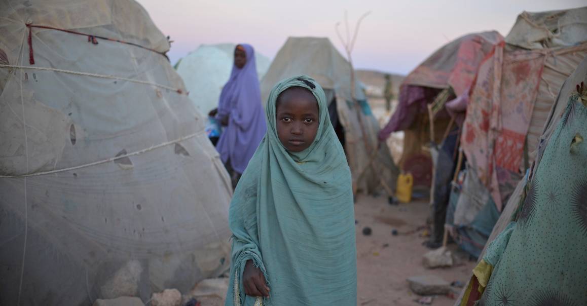 Över två miljoner människor fördrivs internt i Somalia. Detta beror delvis på konflikten mellan myndigheterna och al-Shabaab. Många har även varit tvungna att flytta på grund av översvämning eller torka, till exempel i de lägret på bilden. Foto: FN-foto/Tobin Jones