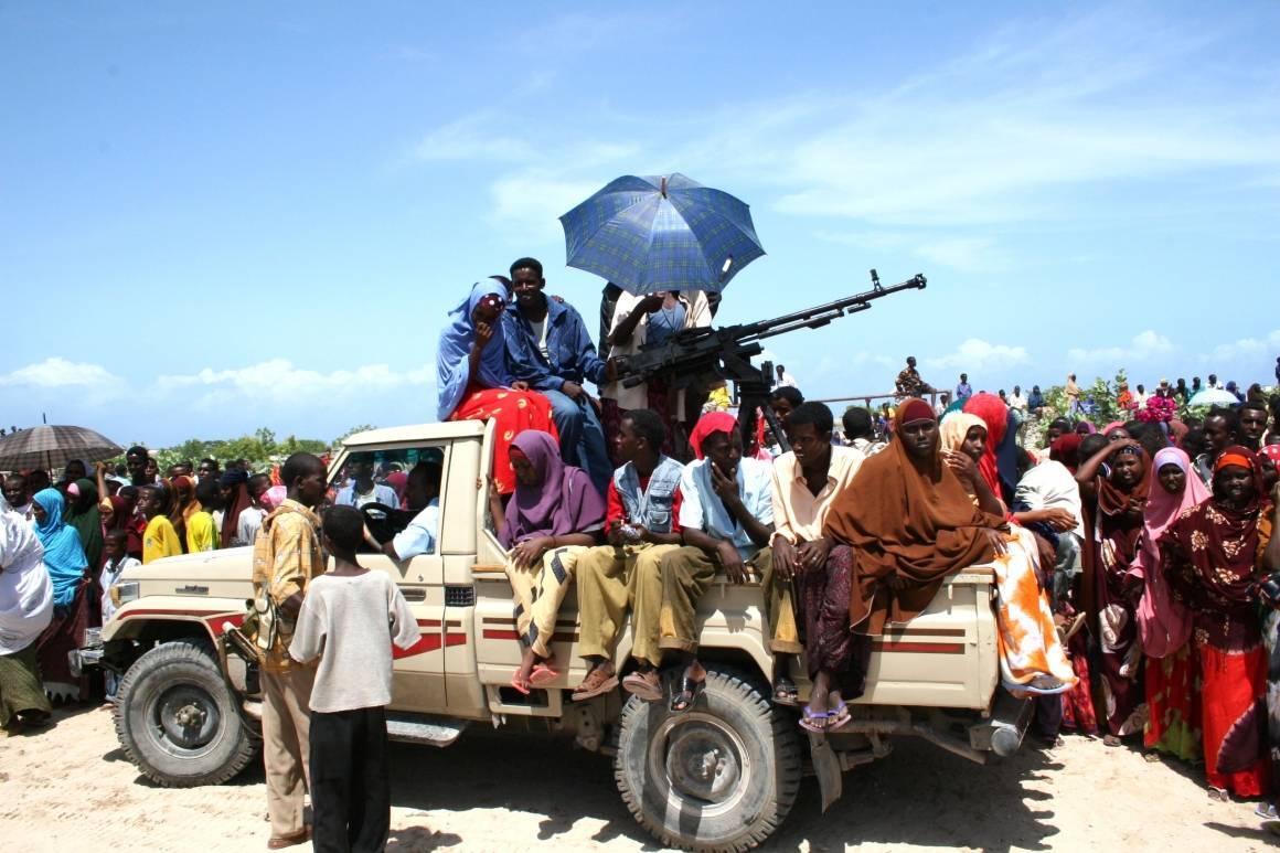 UIC milisen tillsammans med lokalbefolkningen i Mogadishu, Somalia. Foto: Abdikmalik Yusuf/IRIN
