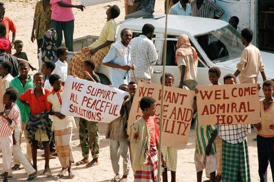 Somaliere ønsker FN-styrker velkommen i 1993.