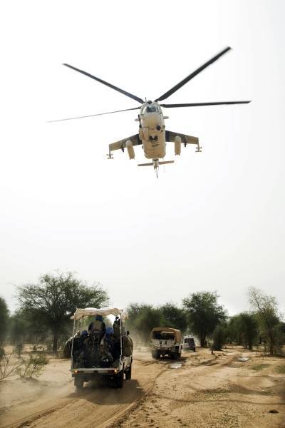 Bilden visar en militärövning i Darfur 2010. Övningen genomförs av den fredsbevarande styrkan UNAMID. Foto: UNPhoto/Albert González Farran.