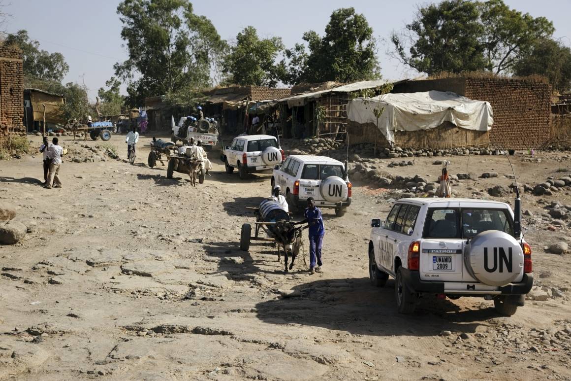 Bilden visar en konvoj av FN-fordon som kör genom en by i Darfur 2010. Konvojen är en del av UNAMIDs fredsbevarande styrka. Foto: UN Photo/Albert González Farran.