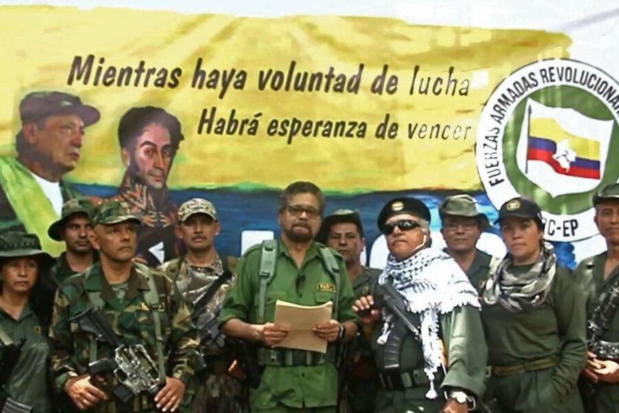 FARC annonserer her, i august 2019, at opprørsgruppen igjen tar opp våpnene, og dermed avviser fredsavtalen fra 2016.