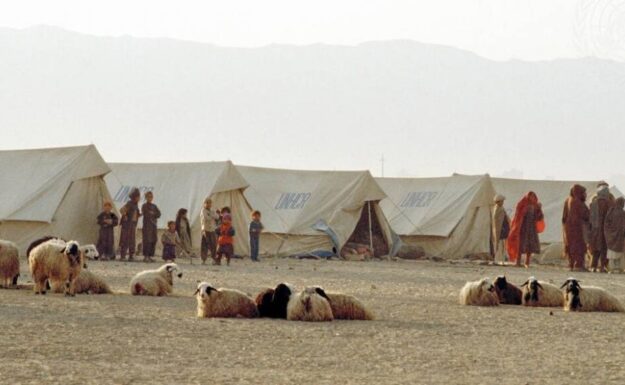 Afghanske flyktninger i Pakistan i 2001. Foto: UN Photo/Luke Powell