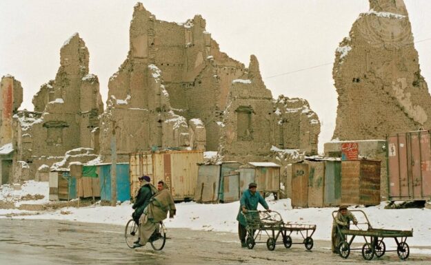 Krigsødeleggelser fra borgerkrigen. Foto: UN Photo/Eskinder Debebe (2002)