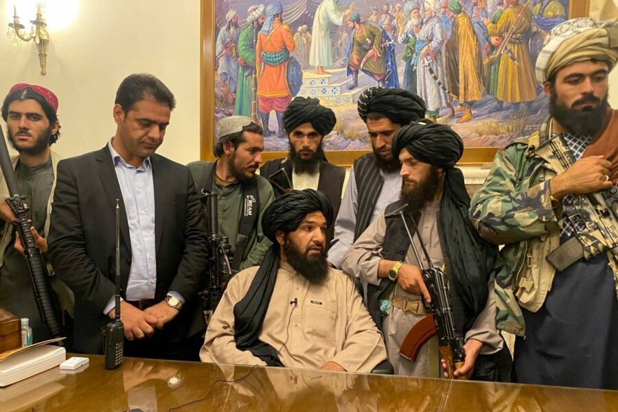 Taliban-krigere tok kontroll over det afghanske presidentpalasset i Kabul 15. august 2021.