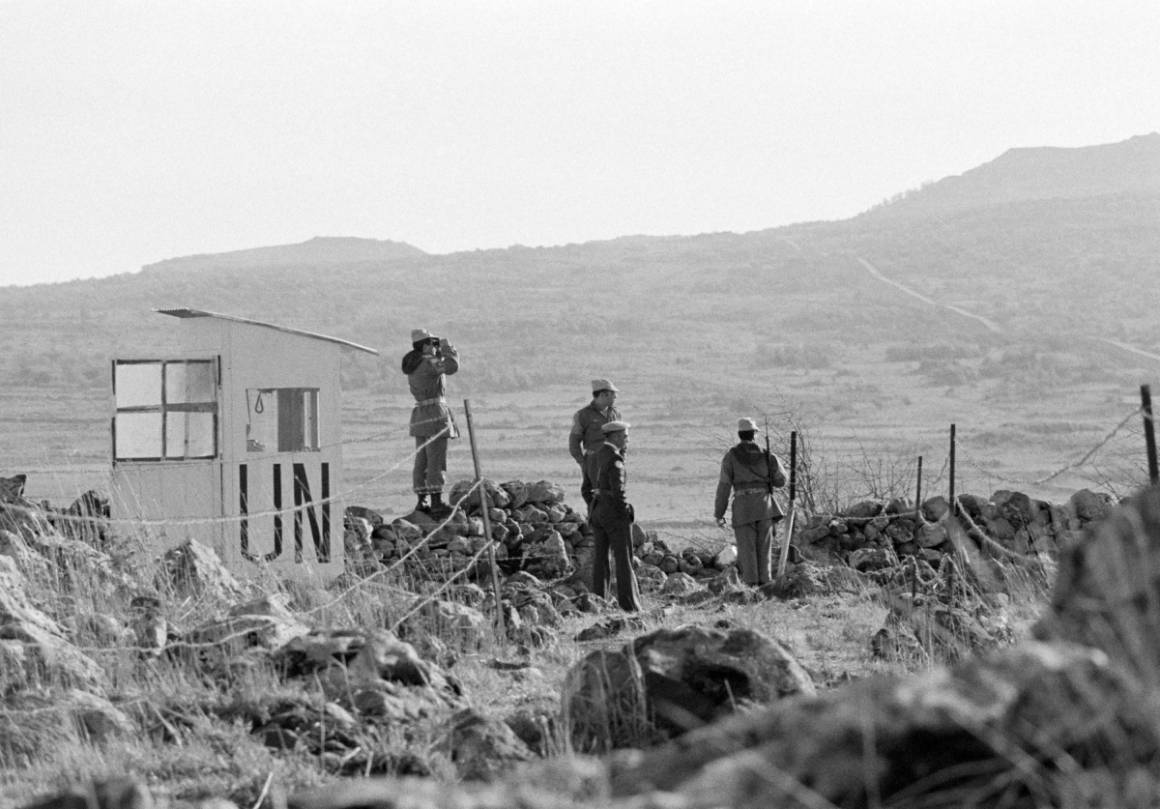 Iranska FN-soldater håller vakt över Golanhöjderna år 1975. Området i bakgrunden är ockuperat av Israel. (Foto: UN Photo/Yutaka Nagata)