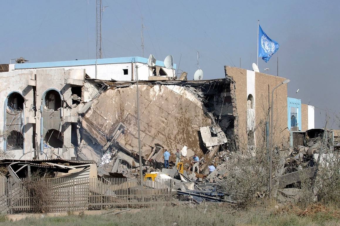 Irakiska rebeller angriper FN:s huvudkvarter i Iraks huvudstad Bagdad år 2003. Foto: UN Photo/AP Photo.