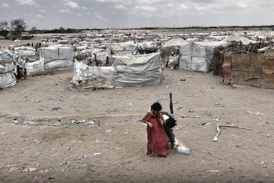 Bildet viser flyktningleiren al-Mushkafah nord for byen Aden i Jemen.