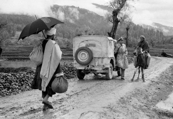 En FN-observatör har stoppat bilen och frågar en lokal man till häst om vägen. 1955. Foto: UN Photo / SC