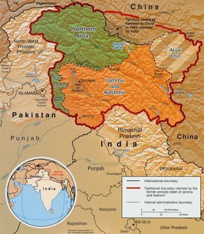 Indelningen av Kashmir. Det gröna området är kontrollerat av Pakistan. Det orange är kontrollerat av Indien, samtidigt som området Aksai Chin är kontrollerat av Kina. (Kilde: CIA World Factbook)