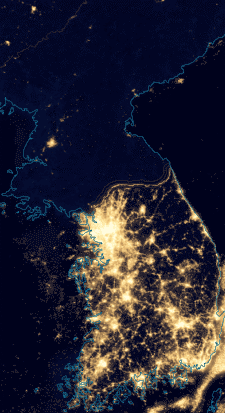 En nattbild av Nord- och Sydkorea visar tydligt hur stor skillnad det är i de två ländernas utvecklade infrastruktur, och därmed även deras ekonomi. Karta: fn.no.