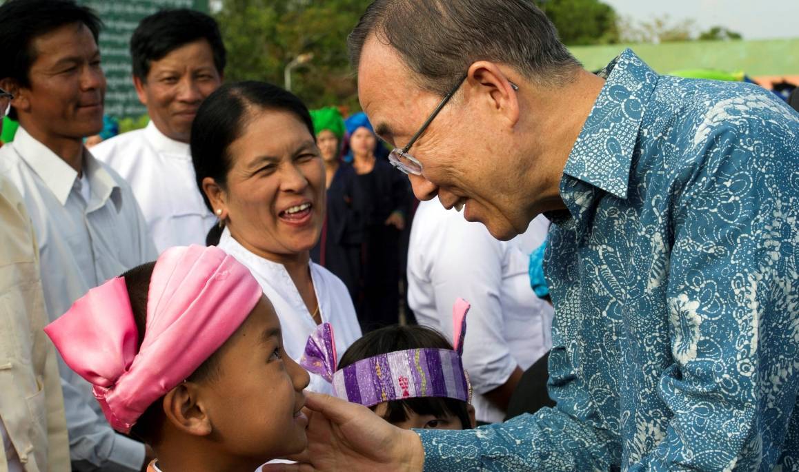 Den tidigare generalsekreteraren för FN, Bank Ki-moon, på besök i en by i Myanmar 2012. Foto: UN Photo/Mark Garten.