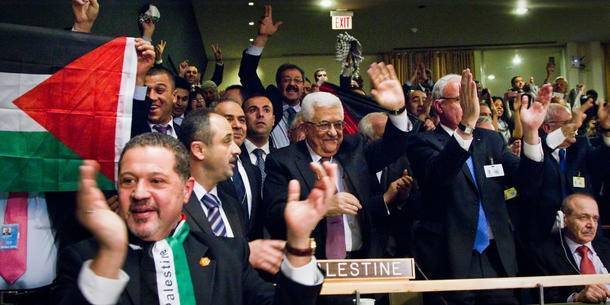 Den palestinska delegationen jublar efter att FN:s generalförsamling tilldelat Palestina statusen observatörstat.