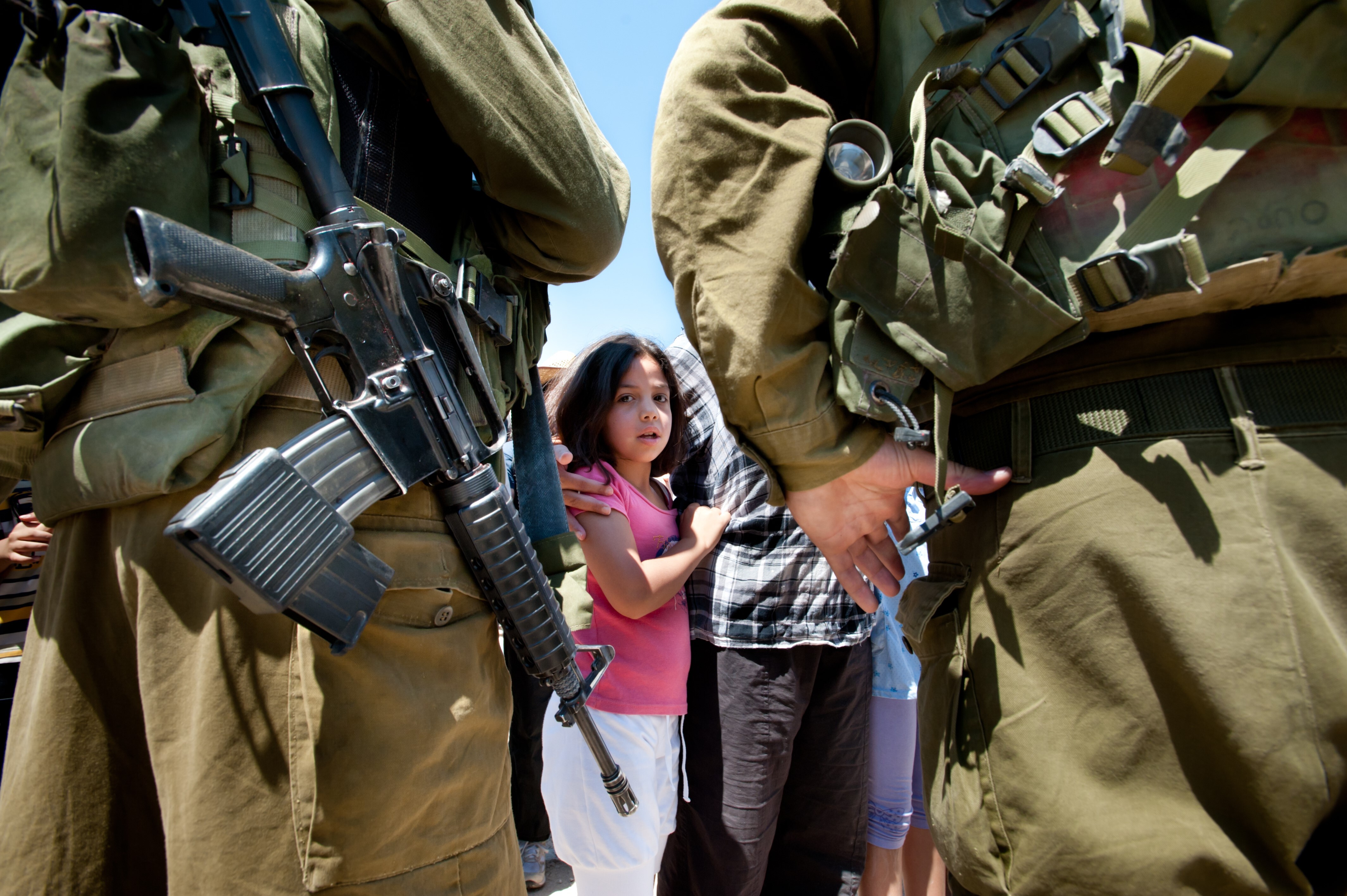 Palestinsk barn og israelske soldater