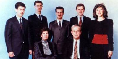 Assad familjen har suttit vid makten i Syrien sedan Hafez al Assad genomförde en militärkupp 1971. Sedan 2000 är det sonen, Bashar al-Assad (andra från vänster i bakre raden), som varit president i landet. Foto: Wikimedia / Creative Commons